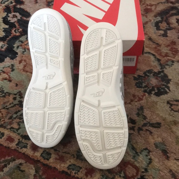 Nike Tennis Ultra Polka-dot Embroidered Sneakers - Picture 7 of 8